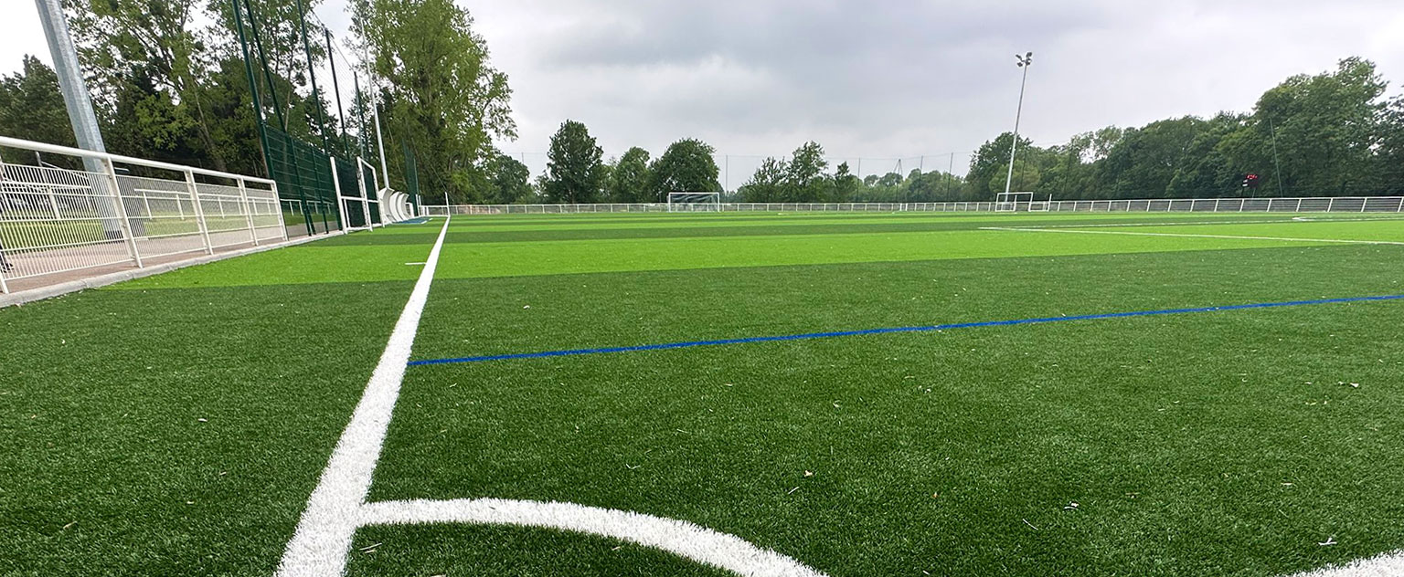 Création du terrain synthétique de football